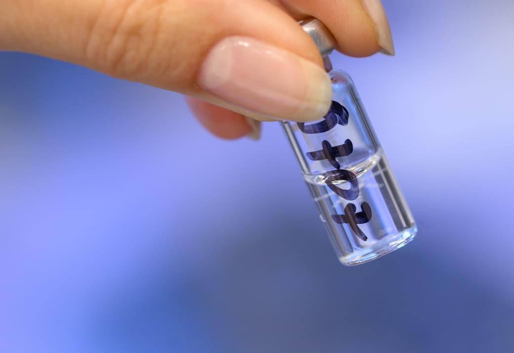 Finger halten kleines Problenglas vor die Kamera.