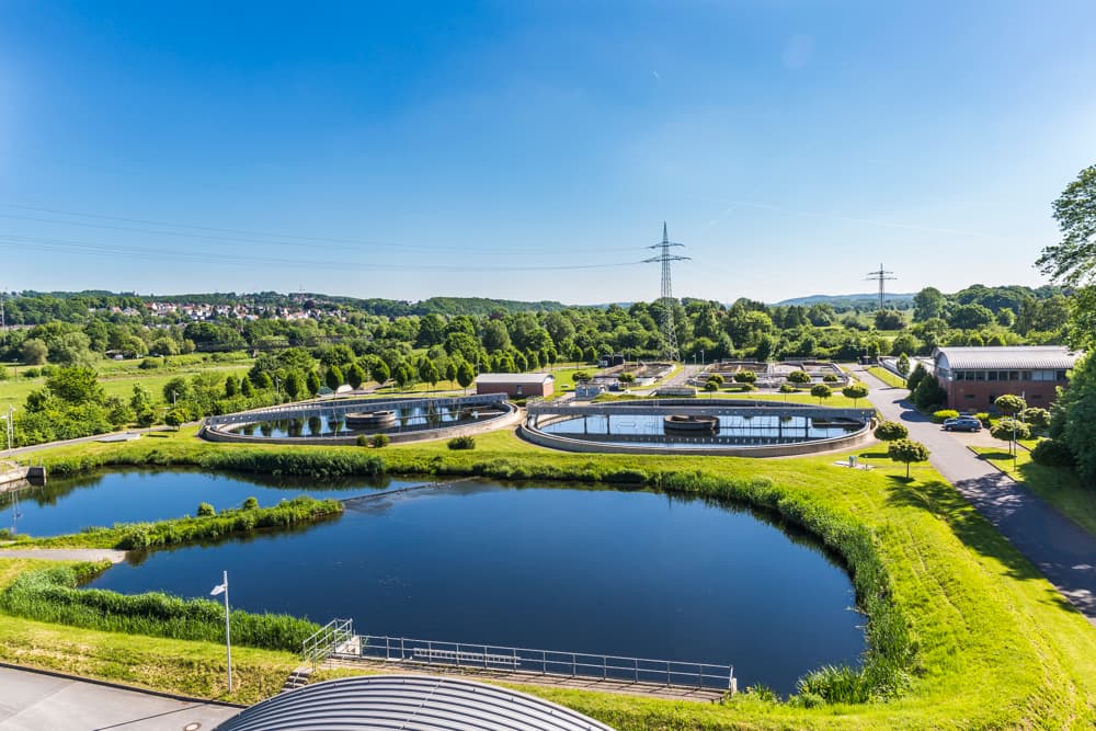Blick auf die verschiedenen Reinigungsbecken einer Kläranlage aus der Vogelperspektive.