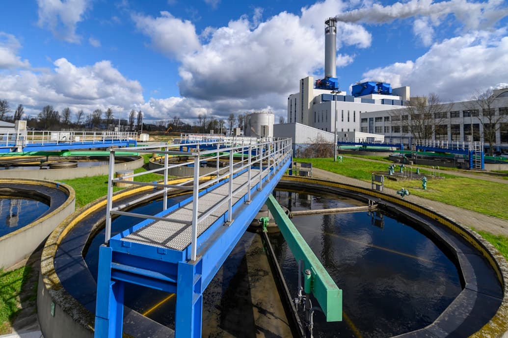 Blick auf ein Klärbecken in einer Kläranlage.