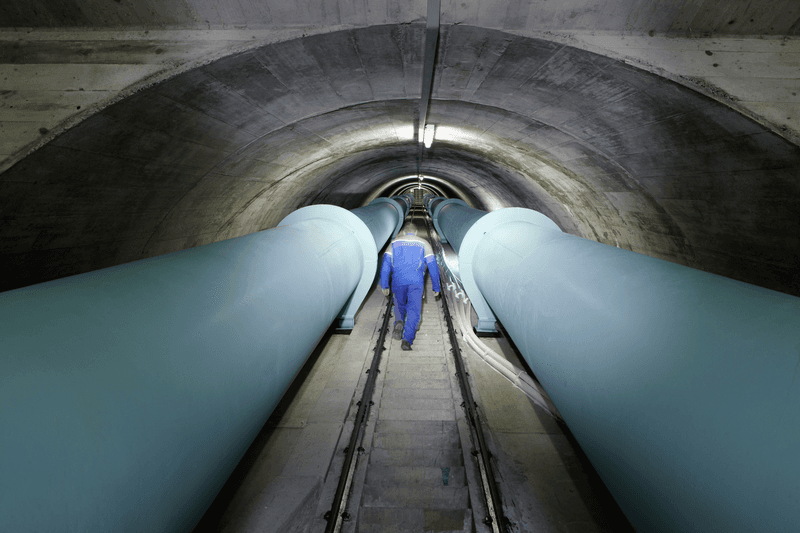 Unterirdische Fernwasserleitungen werden von einem Mitarbeiter inspiziert.