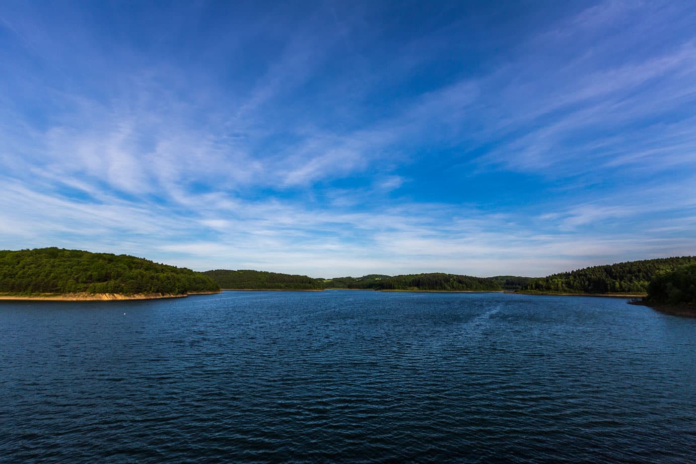 Blick auf eine Talsperre unter blauem Himmel.