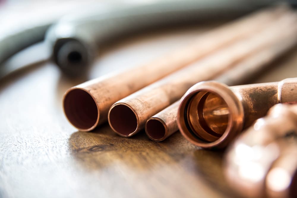 Detailansicht verschiedener Leitungen aus verschiedenen Materialien.