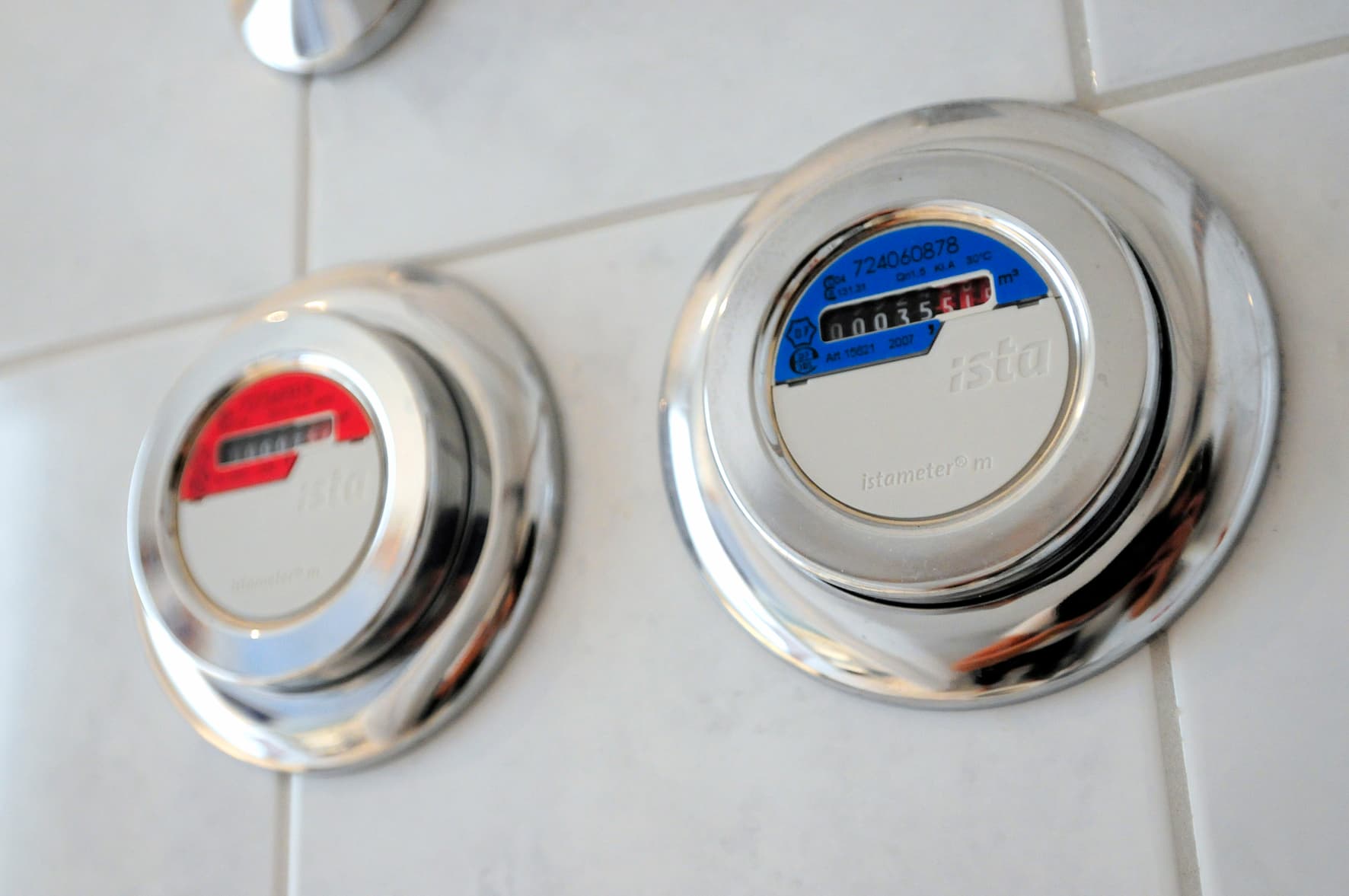 Warmwasser- und Kaltwasserzähler.