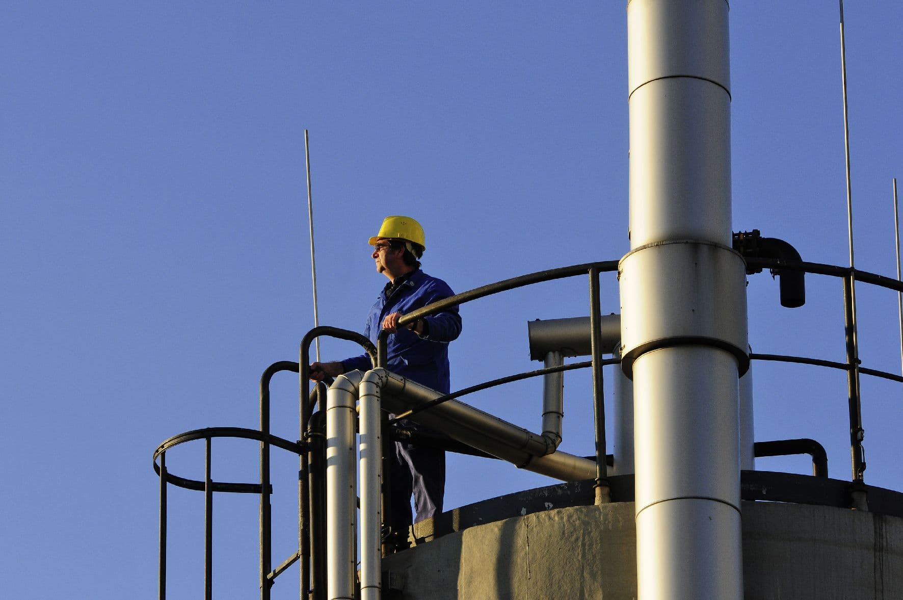 Kläranlagen-Mitarbeiter auf einem Faulturm