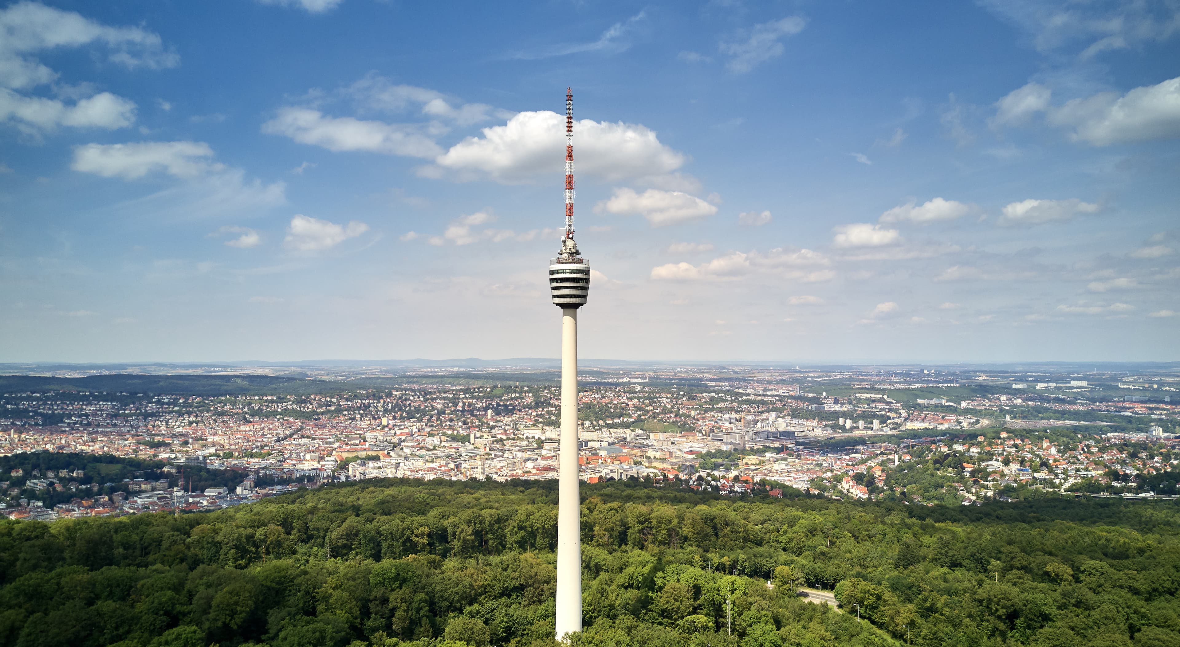 Blick auf Stuttgart mit Fernsehturm im Vordergrund.